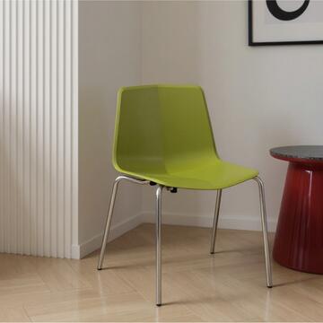 Sedia moderna in plastica verde e gambe metallo da sala da pranzo, impilabile